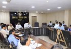 सीएम डैशबोर्ड की समीक्षा बैठक में डीएम ने जताई नाराजगी: निर्माण कार्यों की धीमी रफ्तार पर सख्त हुए डीएम, अफसरों को लगाई फटकार