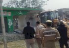 कोर्ट के आदेश पर चार दुकानों पर चला बुलडोजर