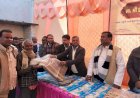 मीरगंज में विधायक व एसडीएम ने जरूरतमंदों को बांटे कंबल