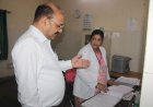 मेरठ: सीएचसी माछरा पहुंचे डीएम डॉ. वी.के. सिंह; दवाइयों की एक्सपायरी जांची