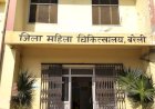 महिला जिला अस्पताल में चपरासी बना बाबू, एसी कमरे से चला रहा हुक्म