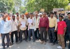 वोट कटने के आरोप पर ग्रामीणों का प्रदर्शन