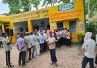 डीएपी न मिलने पर समिति में किसानों का हंगामा
