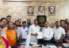 लेखा कार्यालय में शिक्षक संघ का प्रदर्शन, लंबित वेतन-एरियर और चयन वेतनमान को लेकर सौंपा ज्ञापन