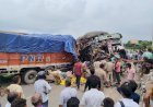 यूनिवर्सिटी के पास दो ट्रकों की भीषण भिड़ंत, दो चालकों की मौत