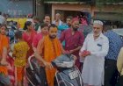 मुस्लिम समाज ने शिवभक्तों पर की पुष्पवर्षा, बांटे फल