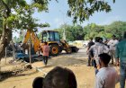 बरेली आरटीओ कार्यालय के बाहर दलालों के चैंबरों पर चला बुलडोजर