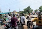 भिटौरा रेलवे फाटक नहीं खुला, जाम में फंसे लोग जान जोखिम में निकले