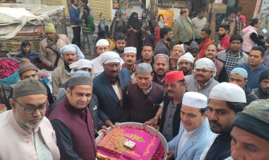 सपा मुखिया अखिलेश यादव ने दरगाह-ए-तहसीनी पर भेजी चादर