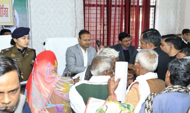 सम्पूर्ण समाधान दिवस में जिलाधिकारी ने सुनी शिकायतें, दिए निर्देश...