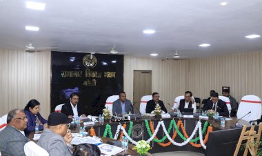 कमिश्नर ने की मण्डल समीक्षा बैठक