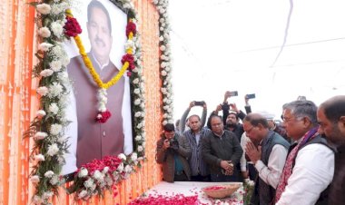 भाजपा नेतृत्व ने दी श्रद्धांजलि