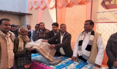 मीरगंज में विधायक व एसडीएम ने जरूरतमंदों को बांटे कंबल