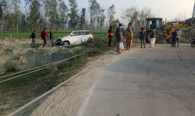 तेज रफ्तार कार ने बिजली पोल तोड़ा