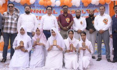 रिछा में मेधावियों का सम्मान, मोबाइल से दूरी का संदेश