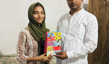 सैंथल: हाईस्कूल और इंटर के टॉपर्स सम्मानित, चेयरमैन ने घर जाकर पहनाई घड़ी