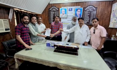 बरेली: '20-20 घंटे की कटौती से जनता त्रस्त'; बिजली संकट के खिलाफ अधीक्षण अभियंता को सपा ने सौंपा ज्ञापन