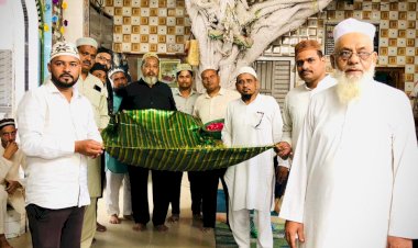 बरेली: शाहदाना वली दरगाह में पसमंदा मंच ने की चादरपोशी