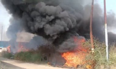 परतापुर: कबाड़ के ढेर में लगी आग से धुएं के गुबार में डूबा अच्छरोंडा गांव, अवैध फैक्ट्रियों के खिलाफ ग्रामीणों का फूटा गुस्सा