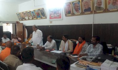 बरेली: भाजपा की मासिक बैठक में पहुंचे सांसद और विधायक
