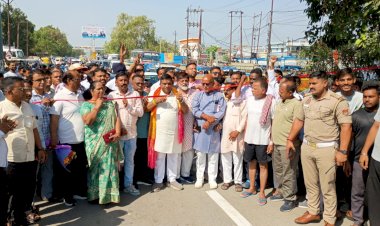 बरेली: ओवरलोड से खंभे में लगी आग, तार टूटकर गिरने से मची अफरातफरी