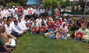 छात्रा हत्याकांड में गिरफ्तारी की मांग, परिजनों का धरना