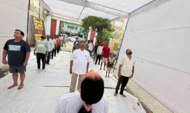 योग दिवस पर विधायक और ईओ ने किया योगाभ्यास