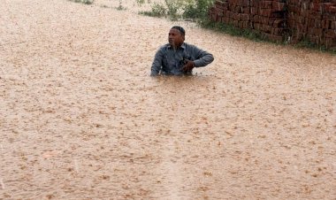 सड़क बदहाली पर गंदे पानी में बैठा समाजसेवी