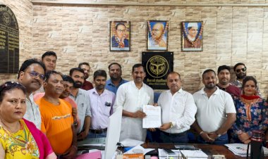 लेखा कार्यालय में शिक्षक संघ का प्रदर्शन, लंबित वेतन-एरियर और चयन वेतनमान को लेकर सौंपा ज्ञापन