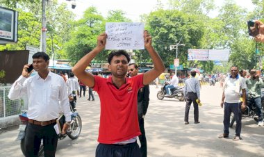 डीएम कार्यालय के बाहर युवक का प्रदर्शन, 'धर्मेंद्र प्रधान इस्तीफा दो' का पोस्टर लेकर पहुंचा