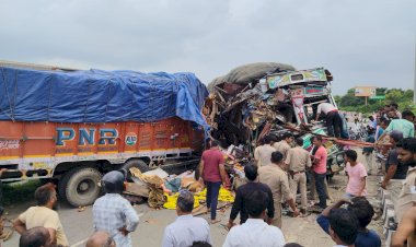 यूनिवर्सिटी के पास दो ट्रकों की भीषण भिड़ंत, दो चालकों की मौत