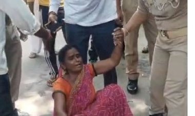 इंटेलिजेंस की सूझबूझ से टला बड़ा हादसा, कलेक्ट्रेट गेट पर मां-बेटी का आत्मदाह का प्रयास