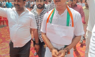 आधी रात चैंबरों पर चला बुलडोजर, अधिवक्ताओं का धरना जारी