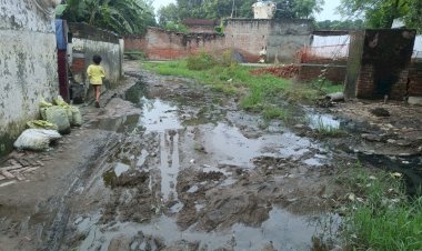 मंदिर मार्ग पर कीचड़ और जलभराव से ग्रामीणों में आक्रोश