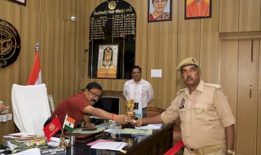 कलेक्ट्रेट में दंपती ने आत्मदाह की कोशिश, पुलिस ने बचाया