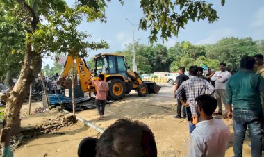 बरेली आरटीओ कार्यालय के बाहर दलालों के चैंबरों पर चला बुलडोजर