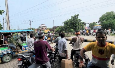 भिटौरा रेलवे फाटक नहीं खुला, जाम में फंसे लोग जान जोखिम में निकले