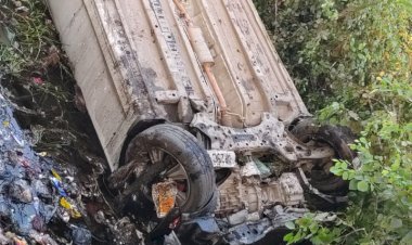 नानकमत्ता से लौट रही कार खाई में पलटी, तीन सुरक्षित