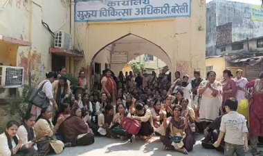 26 हजार मानदेय समेत सात मांगों पर अड़ीं आशा कार्यकर्ता