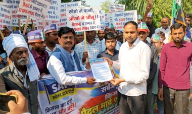 बर्बाद फसलों के मुआवजे को लेकर किसानों का पैदल मार्च