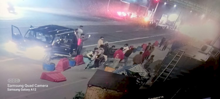 दबंगो ने की मुंडिया टोल प्लाजा कर्मियों से मारपीट, चार कारों पर सवार होकर आए युवकों ने की जमकर गुंडागिर्दी का वीडियो वायरल