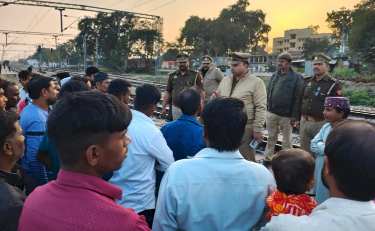 पुलिस ने रेलवे सुरक्षा के प्रति ग्रामीणों को किया जागरूक, देवरनियां रेलवे स्टेशन पर जांच का लिया जायजा