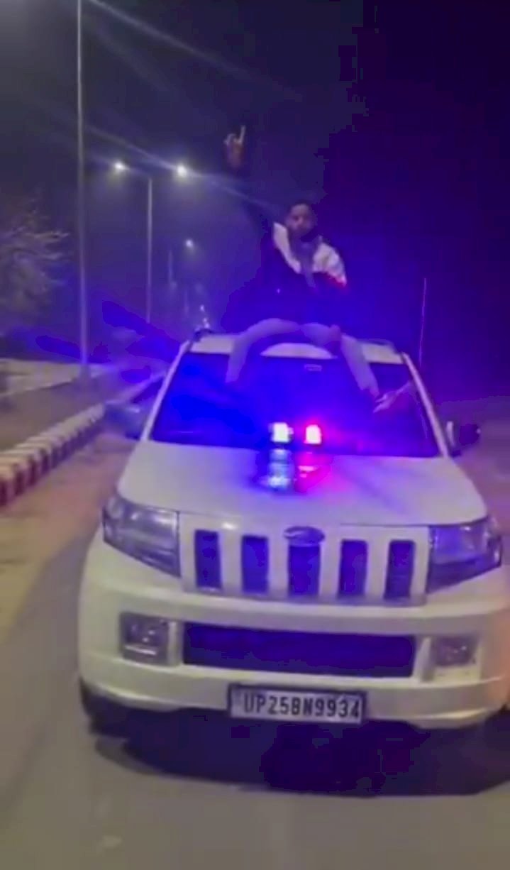 बरेली में ट्रैफिक नियमों की उड़ाई धज्जियां, कार में पुलिस की लाइट और हूटर लगाकर बनाई रील, आप भी देखें जलवा...