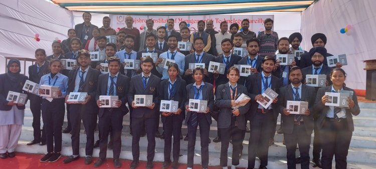 राजश्री कॉलेज में टैबलेट वितरण, छात्र-छात्राओं के खिले चेहरे