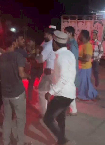 ट्रक ने स्कॉर्पियो में टक्कर मारी, ट्रक में तोड़फोड़ के बाद दोनो में मारपीट