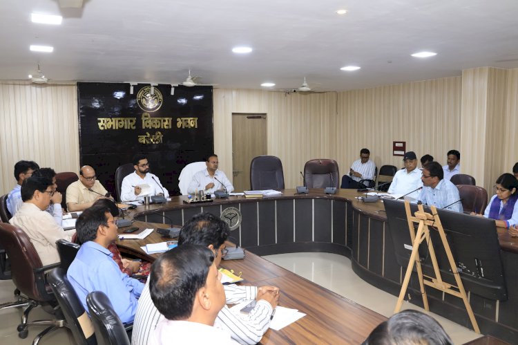 सीएम डैशबोर्ड की समीक्षा बैठक में डीएम ने जताई नाराजगी: निर्माण कार्यों की धीमी रफ्तार पर सख्त हुए डीएम, अफसरों को लगाई फटकार