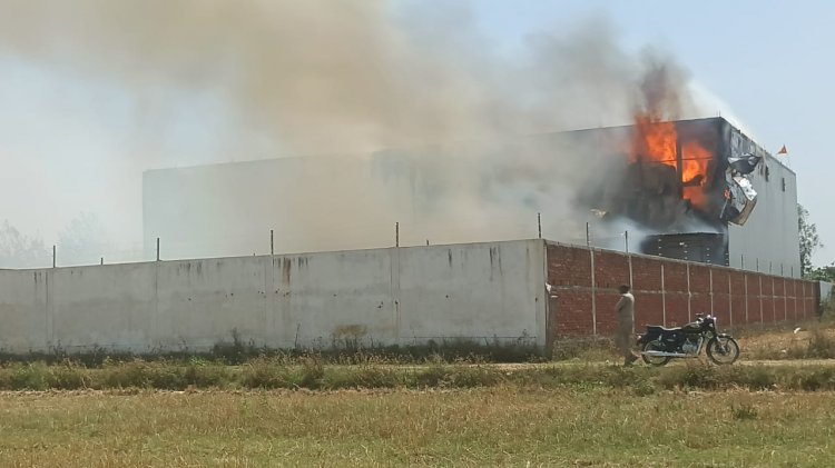 कोल्डस्टोर में धधकी आग, उठीं 10 फीट ऊंची लपटें, लाखों का माल जलकर राख