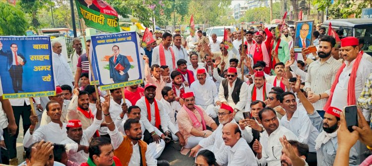 सपा सांसद पर हुए हमले के विरोध में सपाइयों ने दिया धरना