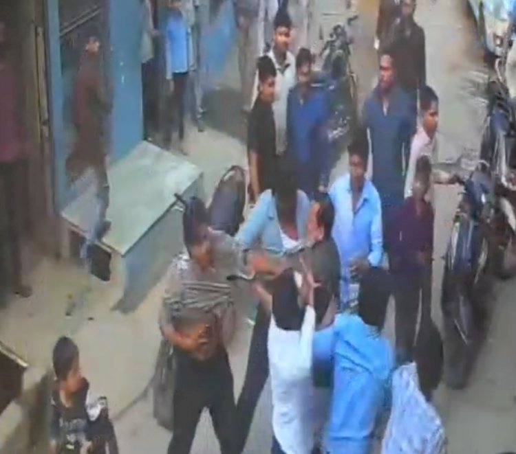 जाकिर कॉलोनी में उधारी के पैसे न देने पर दबंगों ने युवक को दौड़ा-दौड़ाकर पीटा, CCTV वीडियो वायरल
