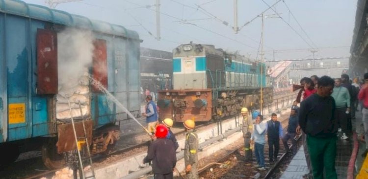 बरेली जंक्शन पर मौत का तांडव टला: मालगाड़ी के डिब्बे से उठी आग की लपटें, मची चीख-पुकार!